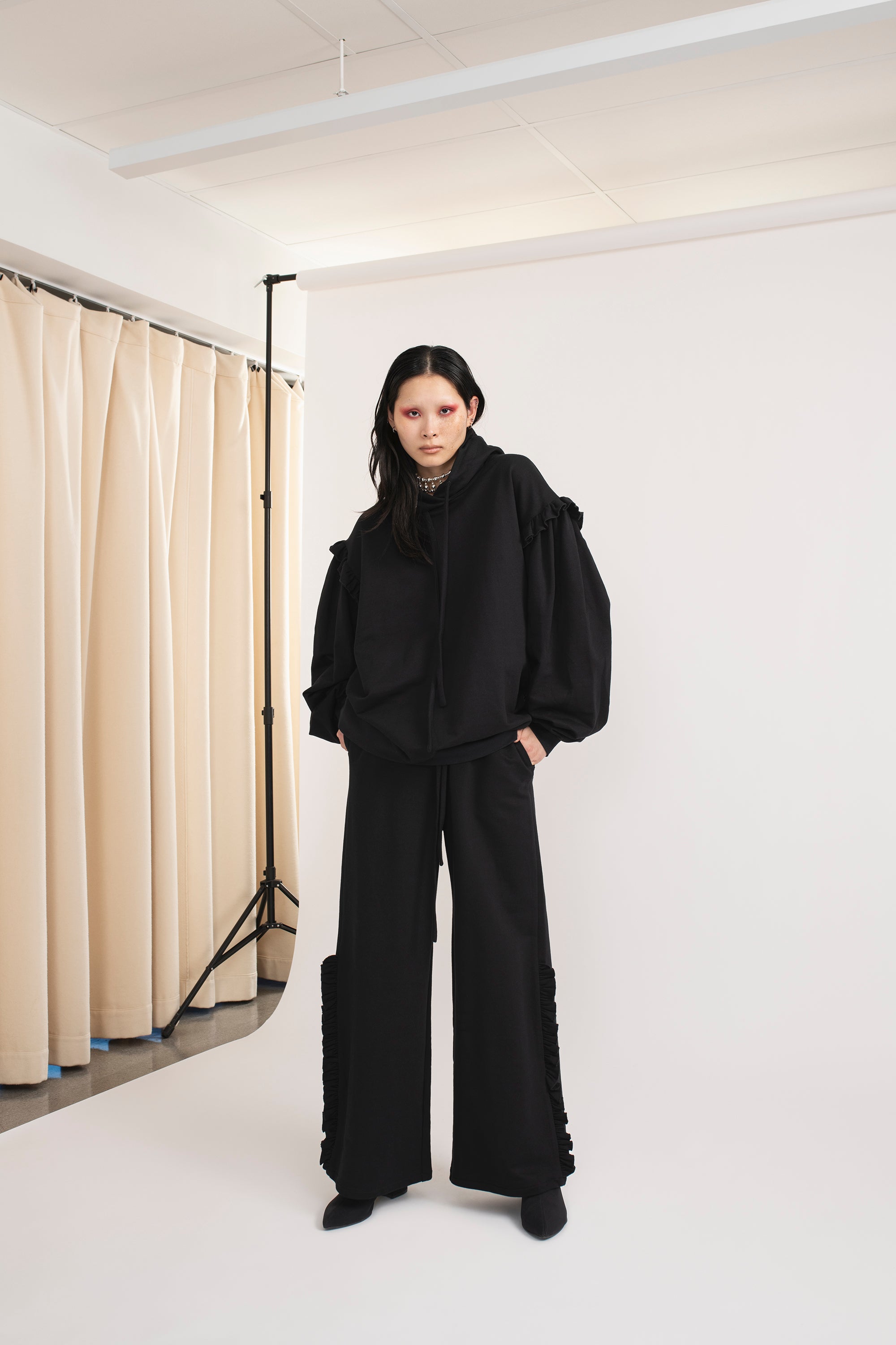 RUFFLE HOODIE_black (-30%)