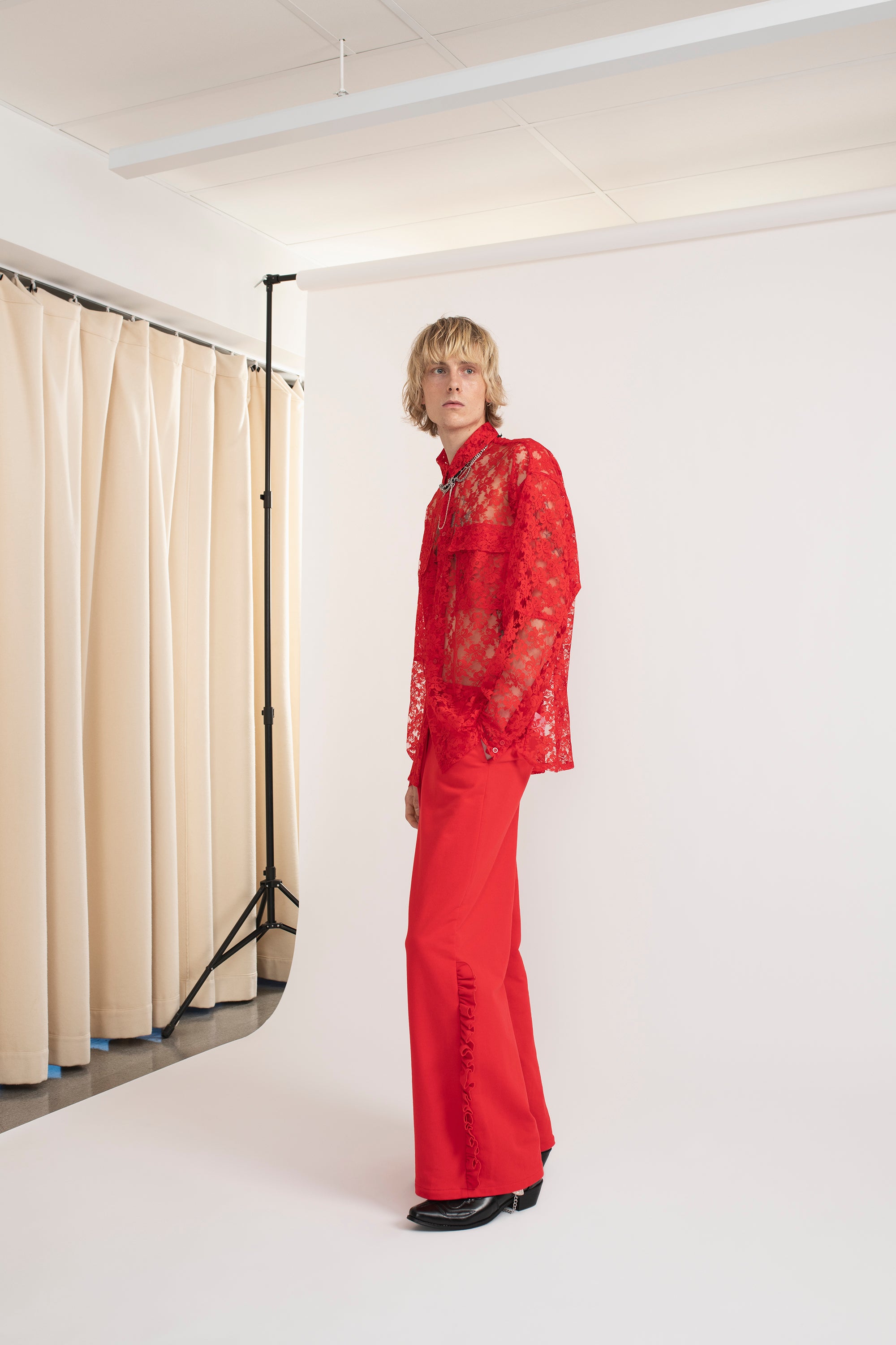 Punainen Lace Shirt pitsikauluspaita Mirkka Metsola.