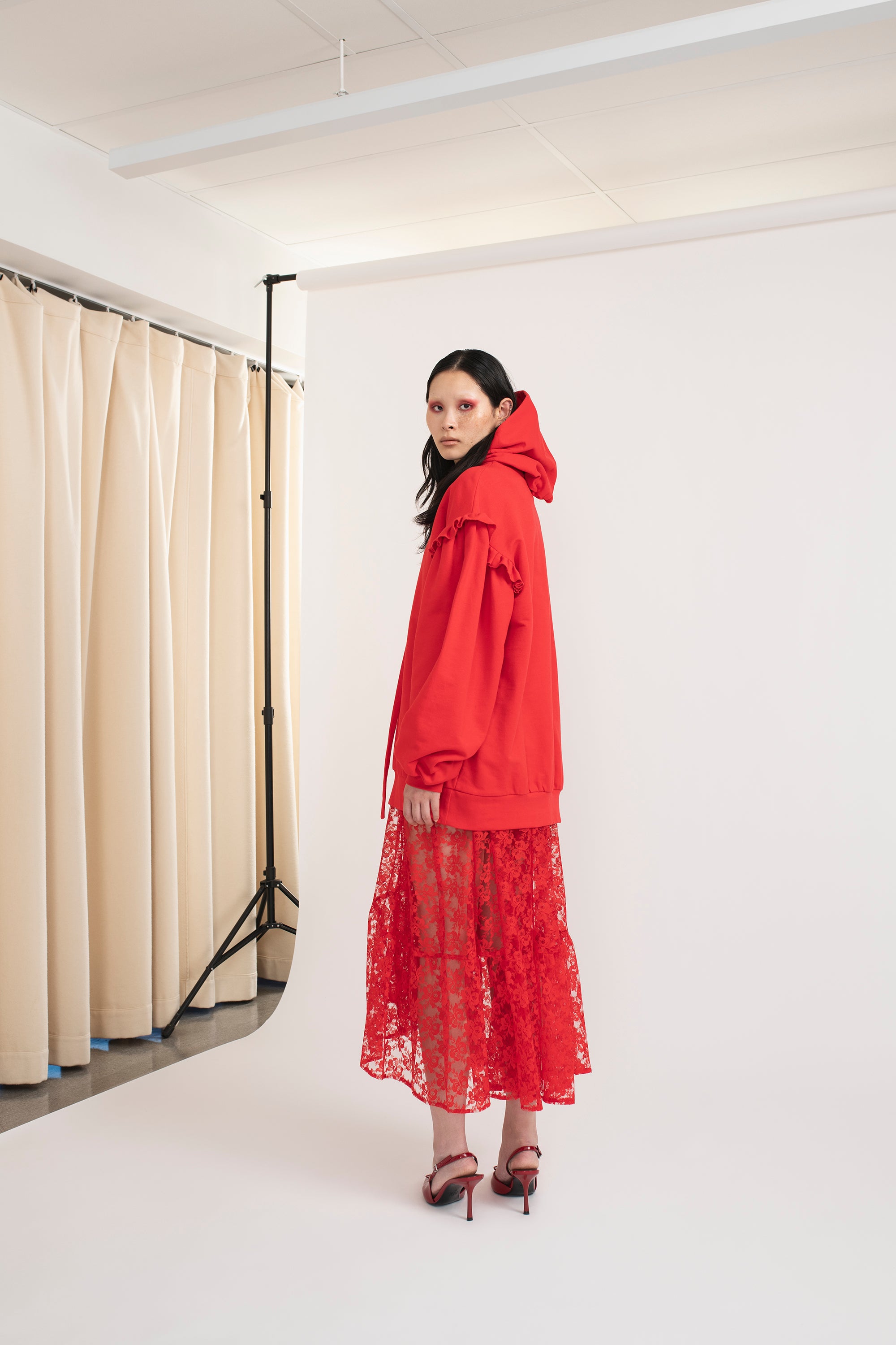 Lace Skirt värissä Red Mirkka Metsolan aw24 mallistosta.