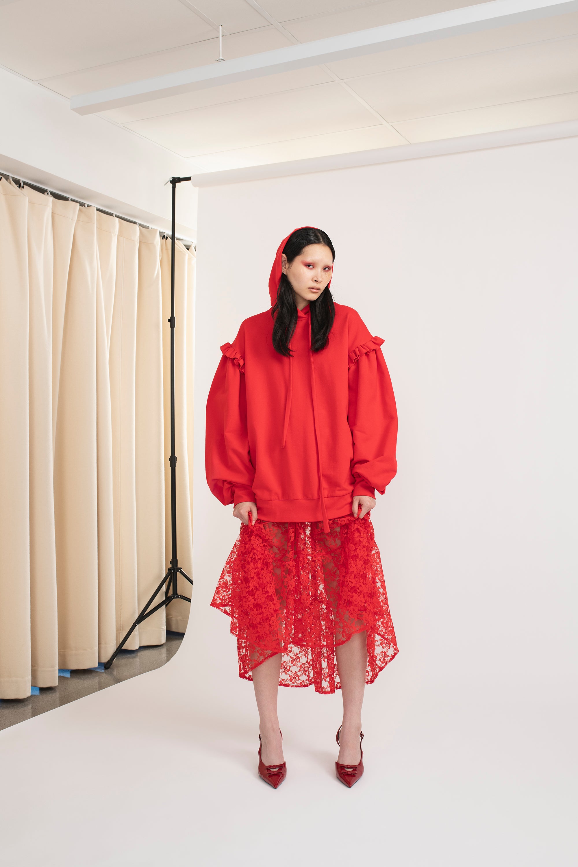 Lace Skirt värissä Red Mirkka Metsolan aw24 mallistosta.