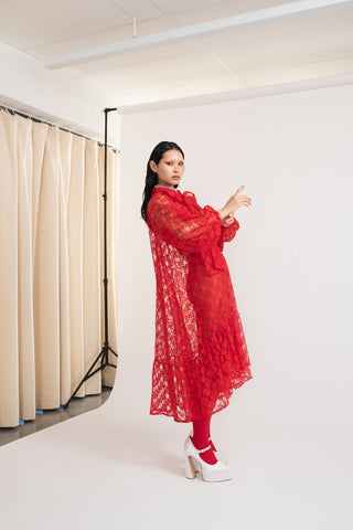 Punainen Puffed Lace Dress Mirkka Metsola AW24 True Romance mallistosta. 